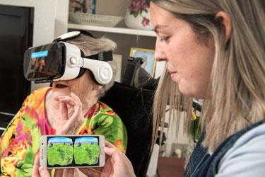 Ældre dame prøver VR briller 
